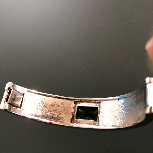 Gorgeous green stoned bracelet set in metal alloy - Picture 6 of 8